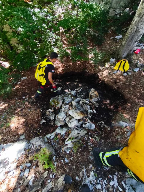 Ugašen požar ispod Svetog Jure, vatrogasci sat vremena pješačili do mjesta
