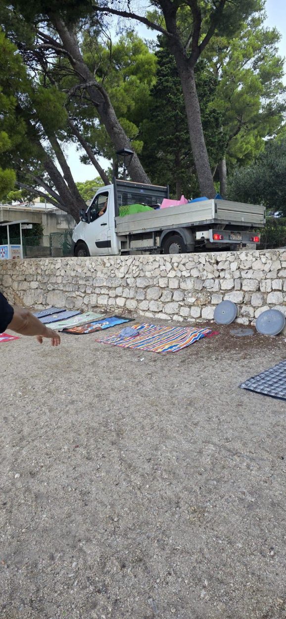 Unatoč upozorenjima, gosti i dalje rezerviraju mjesta na makarskim plažama: Komunalac ponovno napunio cijeli kamion rekvizita