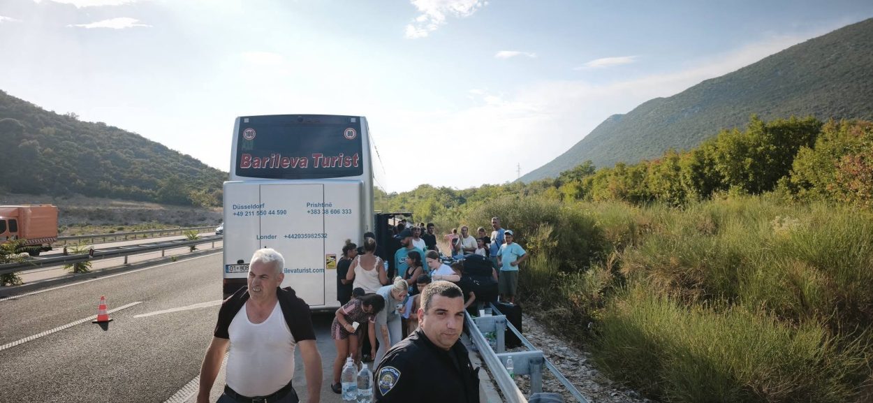 Autobus sa 75 putnika satima stajao na autocesti kod Vrgorca, među njima velik broj djece
