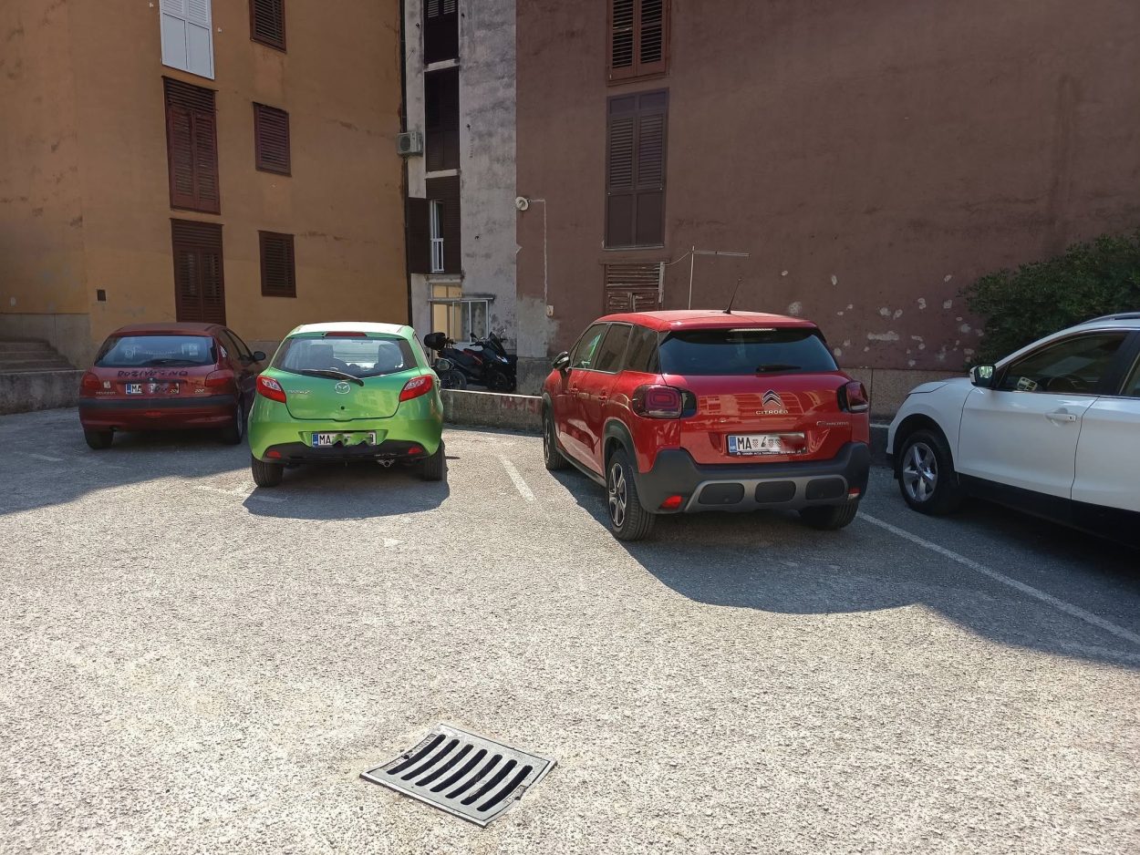 Divlji zapad na makarskom parkingu? Vitari probušena guma nakon manje od pola sata