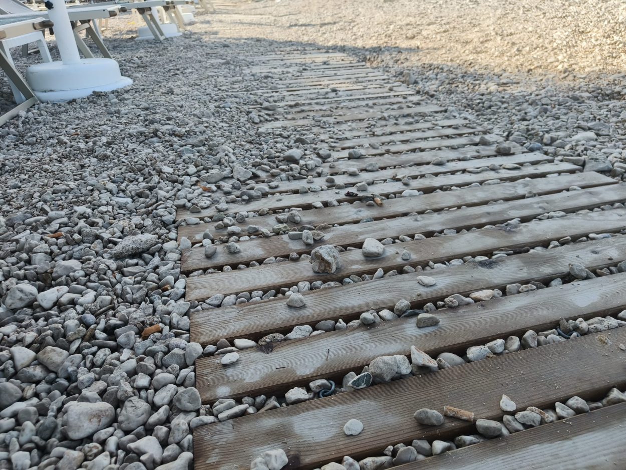 Ponovno pritužbe na drvene staze na makarskoj plaži: Gošća nakon pada završila na Hitnoj