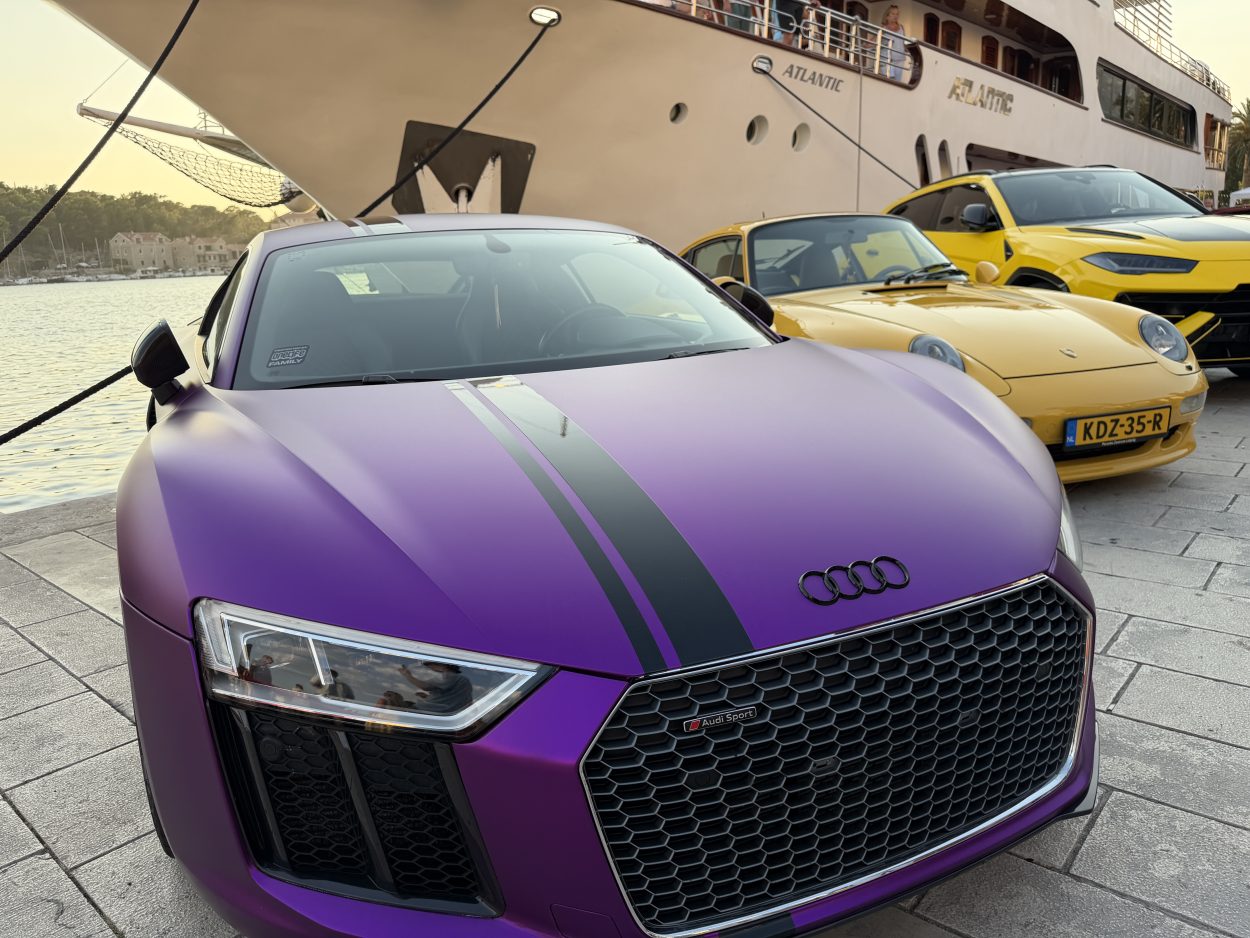 Makarska Car Show ponovno oduševio: Više od 150 atraktivnih automobila privuklo brojne posjetitelje na rivu
