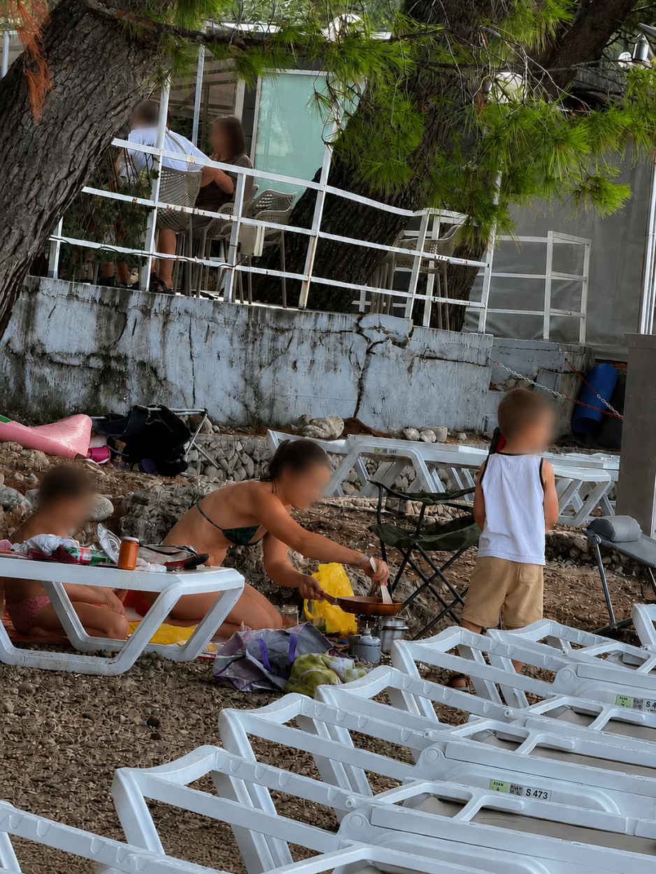 Tako se ljetuje: Na makarskoj plaži zamirisala jaja i slanina