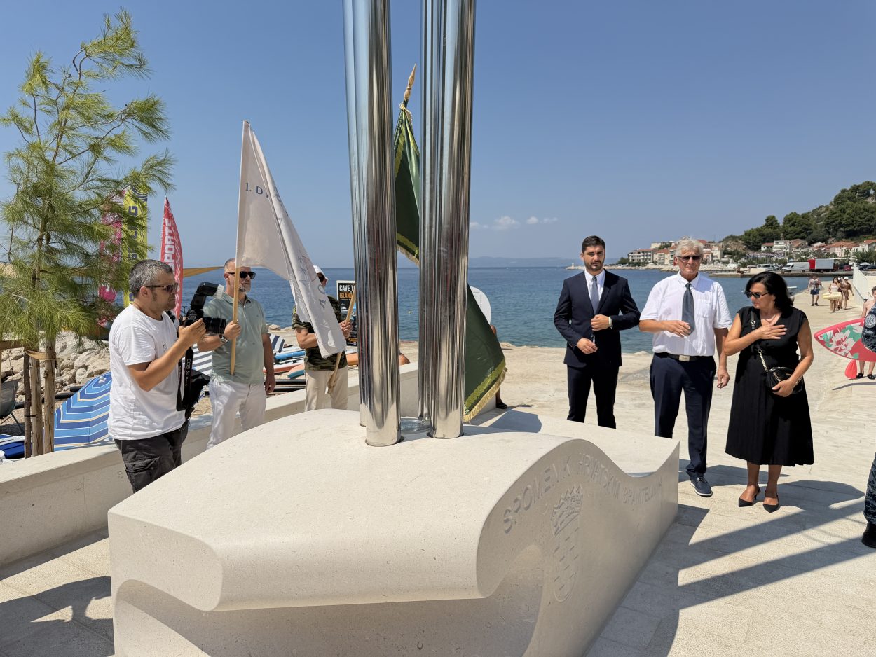 U Podgori svečano otkriven sedam metara visok Spomenik hrvatskim braniteljima