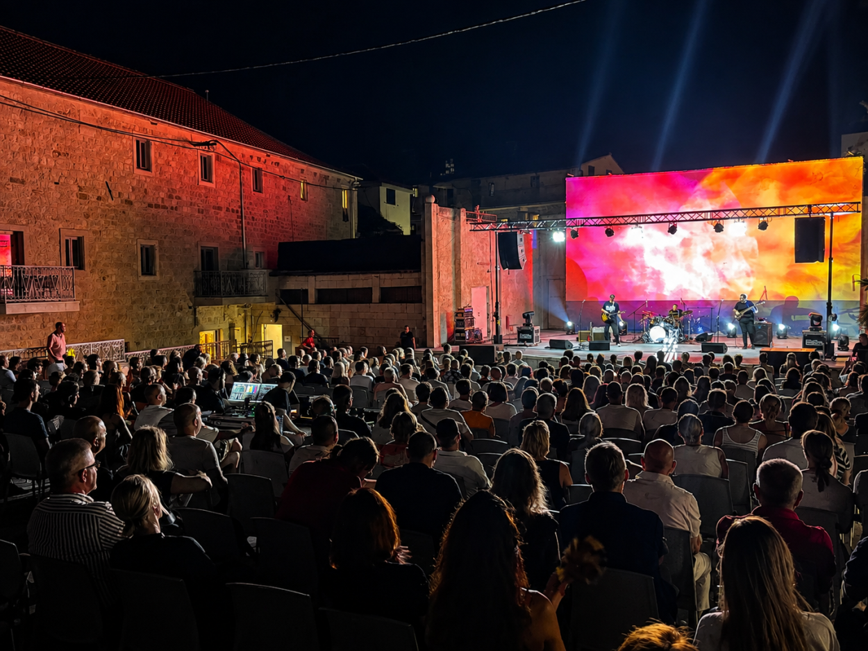 Vlatko Stefanovski oduševio ispunjeno Ljetno kino u Makarskoj