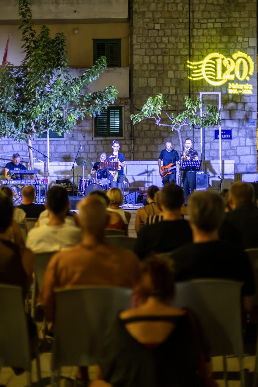 CHUI sinoć na Trgu Tina Ujevića u Makarskoj