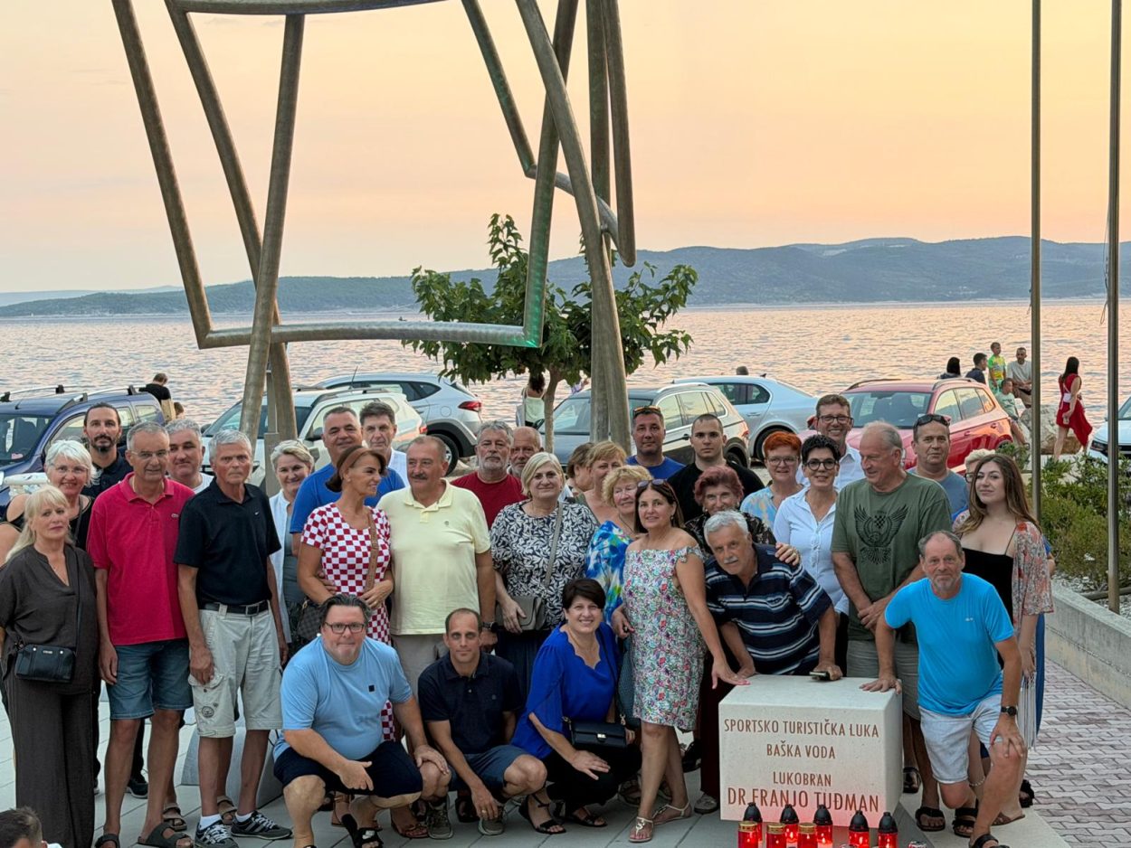 Temeljni ogranak HDZ-a Baška Voda odao počast hrvatskim braniteljima uoči Dana pobjede
