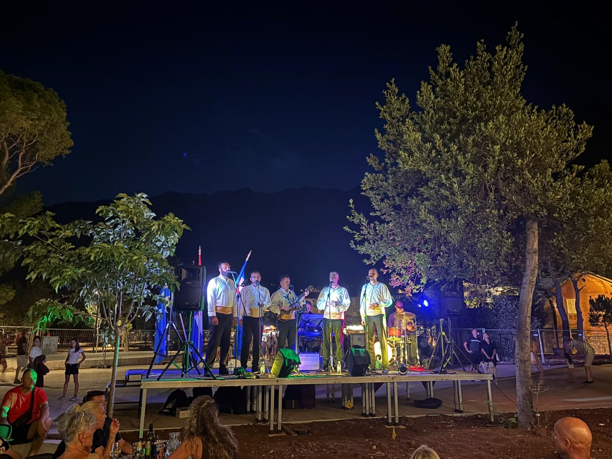 Klapa Sebenico nastupila ispred Arbuna uoči Dana pobjede