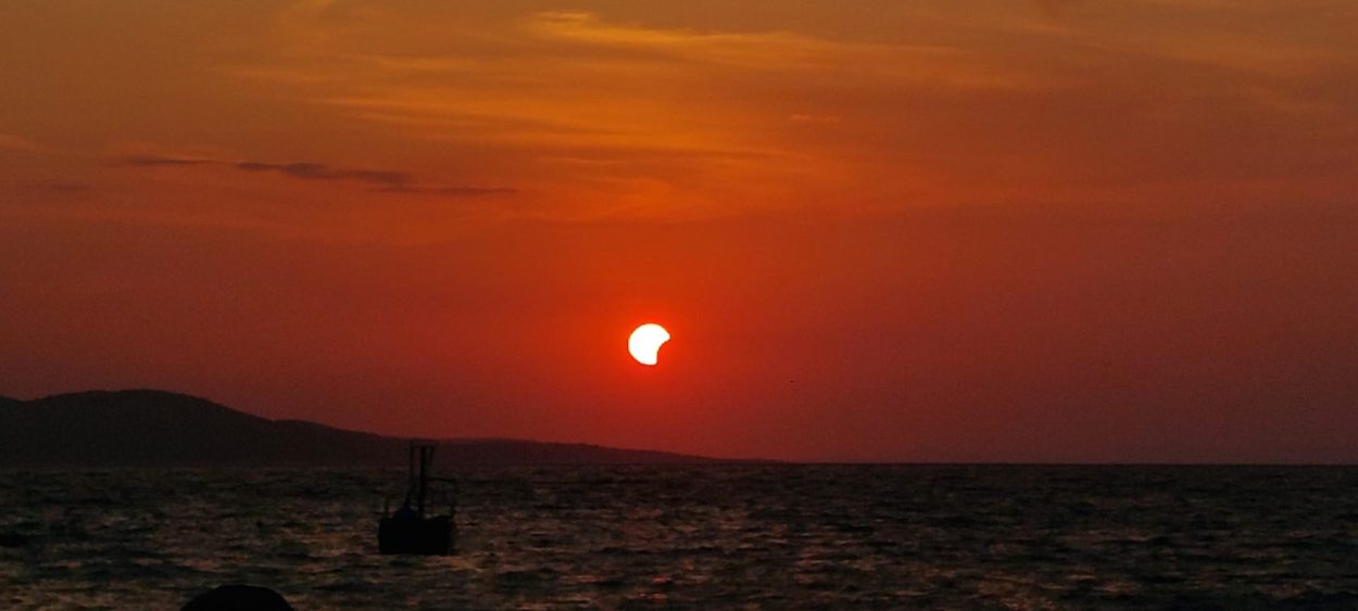 VIDEO/FOTO Djelomična pomrčina Sunca snimljena s glavne gradske plaže u Makarskoj