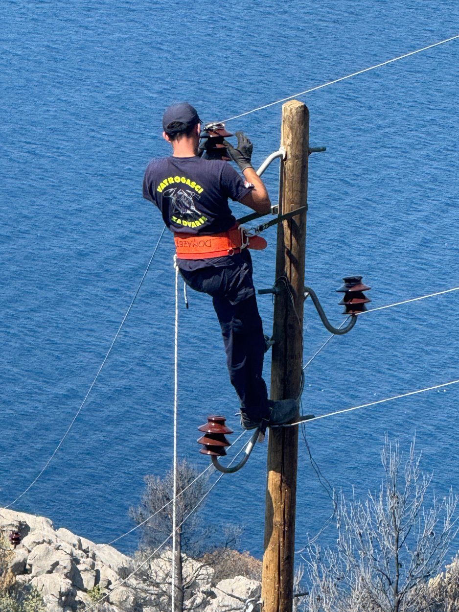 Dok se slavi Velika Gospa, vatrogasci na požarištu pomažu vraćanju života u normalu