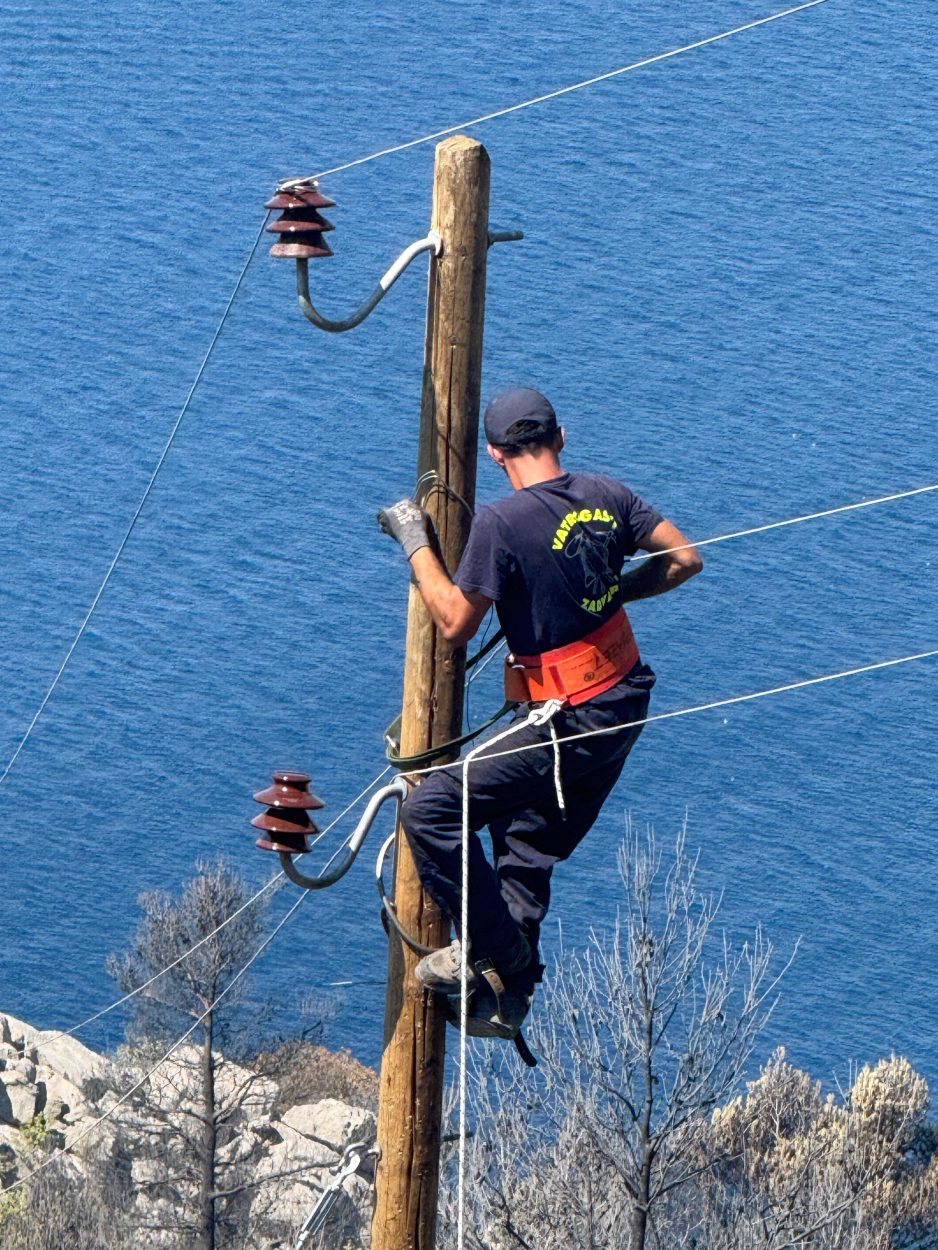Dok se slavi Velika Gospa, vatrogasci na požarištu pomažu vraćanju života u normalu