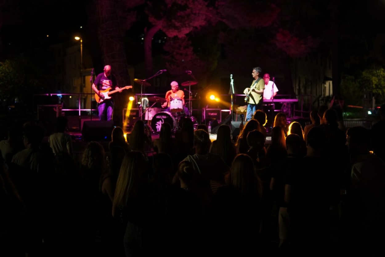 FOTOGALERIJA Daleka obala na makarskoj pozornici, koncert imao i humanitarni karakter