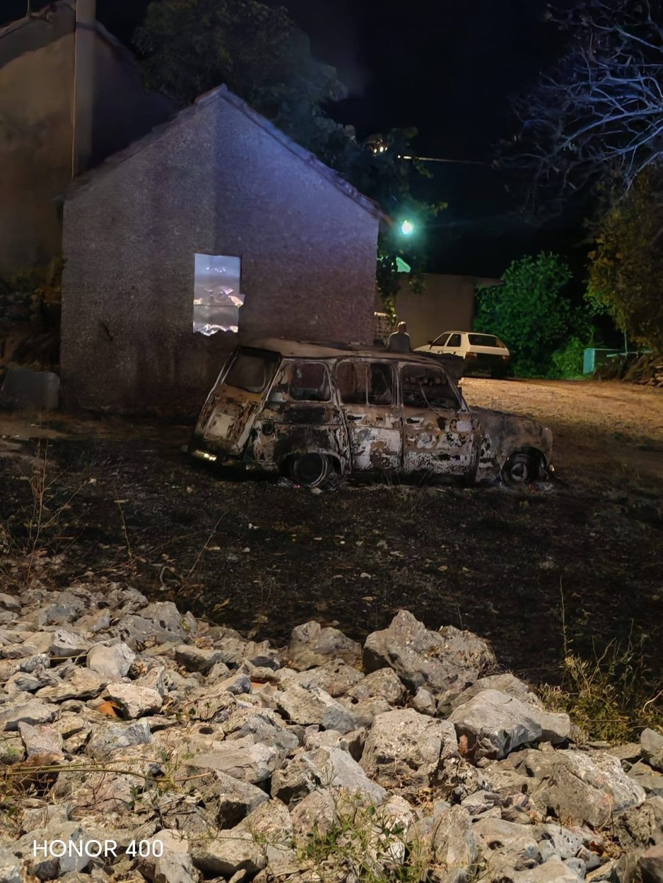 Noćni incident u Rašćanima: Izgorjela dva automobila, 56-godišnjak prijetio policajcima smrću
