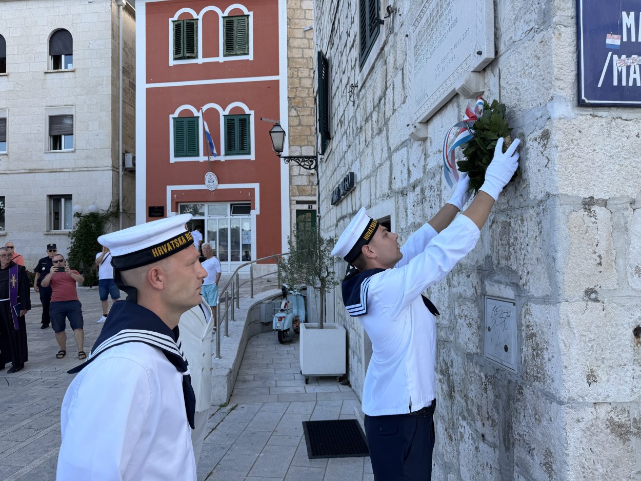 Makarska obilježila Dan Hrvatske ratne mornarice: Vijenci za poginule mornare, Krku pratilo tridesetak brodica
