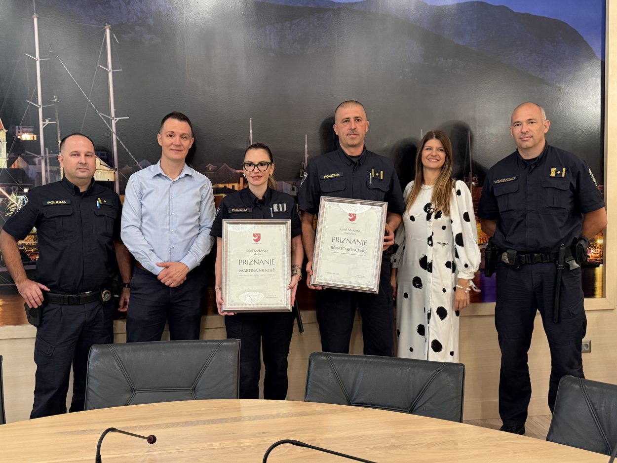 Grad Makarska nagradio Martinu Mendeš i Renata Rončevića povodom Dana policije
