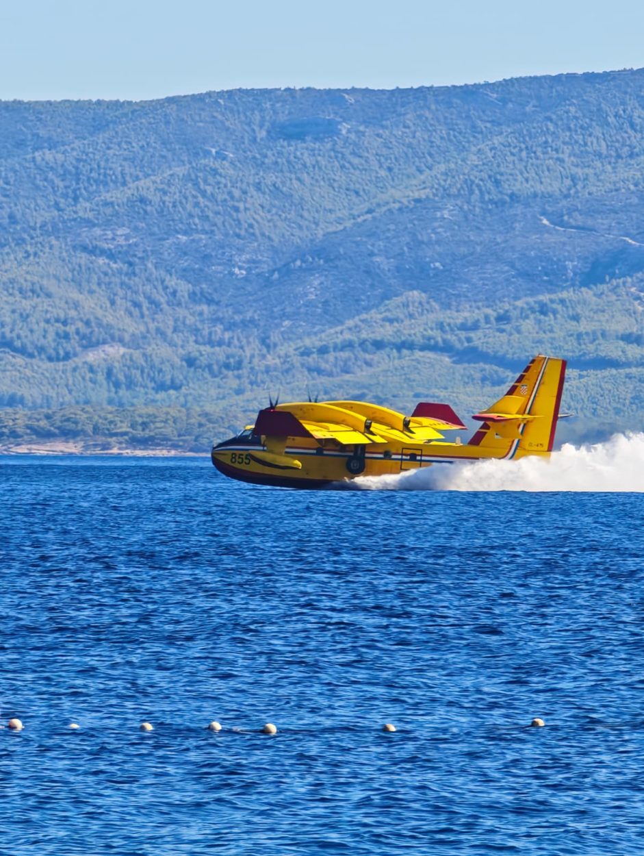 Novi požar na Braču: Gori iznad Bola, u gašenju pomaže Canadair i Air Tractor