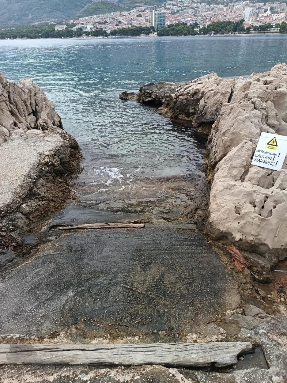 Na Svetom Petru spasili turista nakon pada u more: Mještani sami postavili znak upozorenja