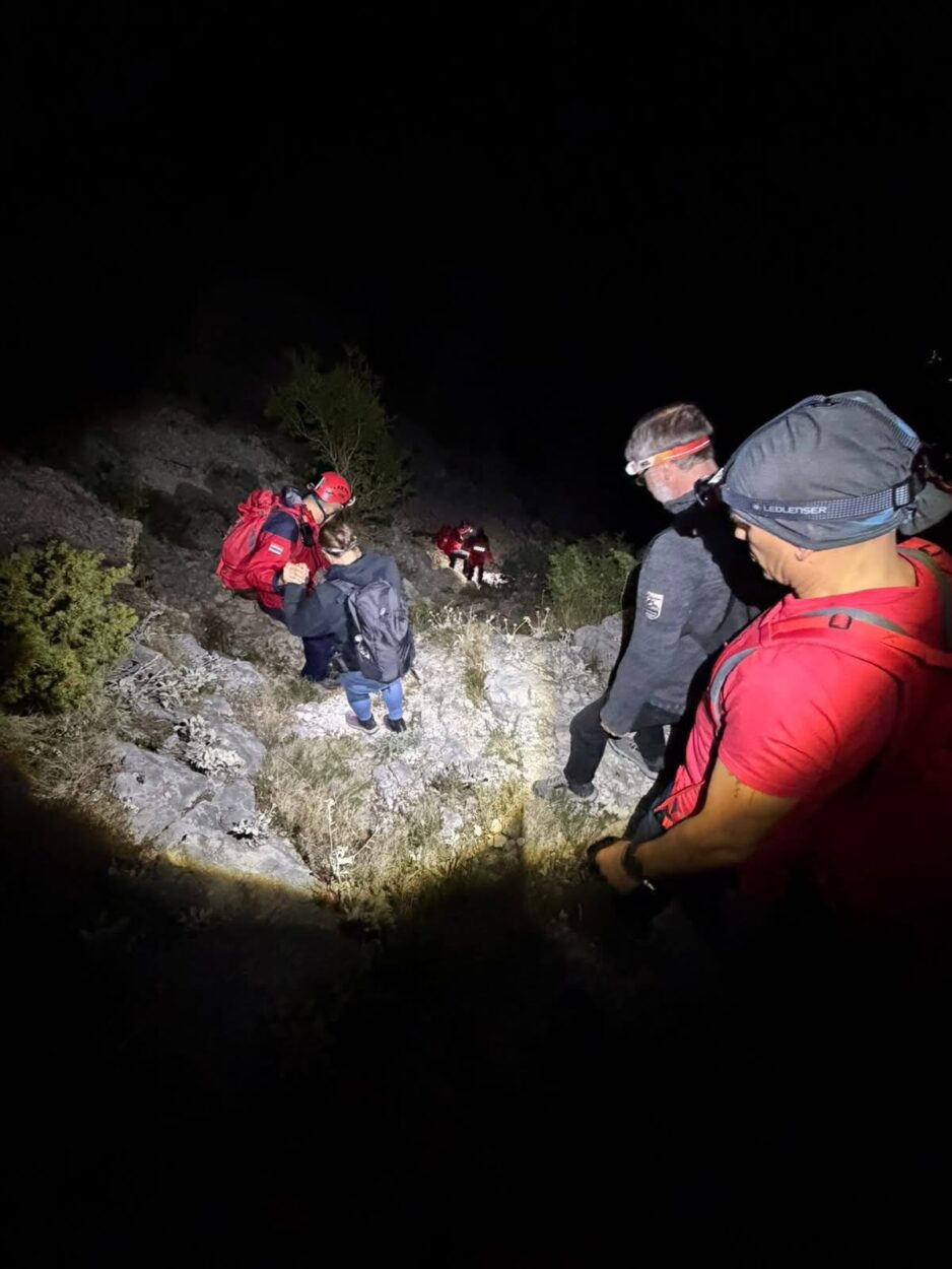 Noćna akcija HGSS-a iznad Drašnica: Obitelj s djetetom izgubila stazu, u pomoć krenulo sedam spašavatelja