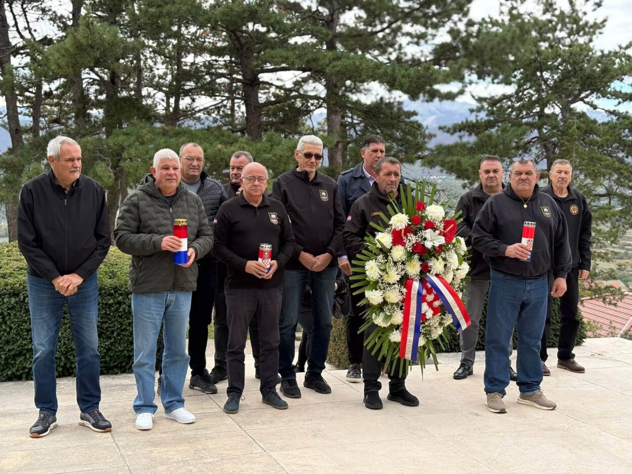 U Imotskom položeni vijenci i zapaljene svijeće za poginule hrvatske branitelje