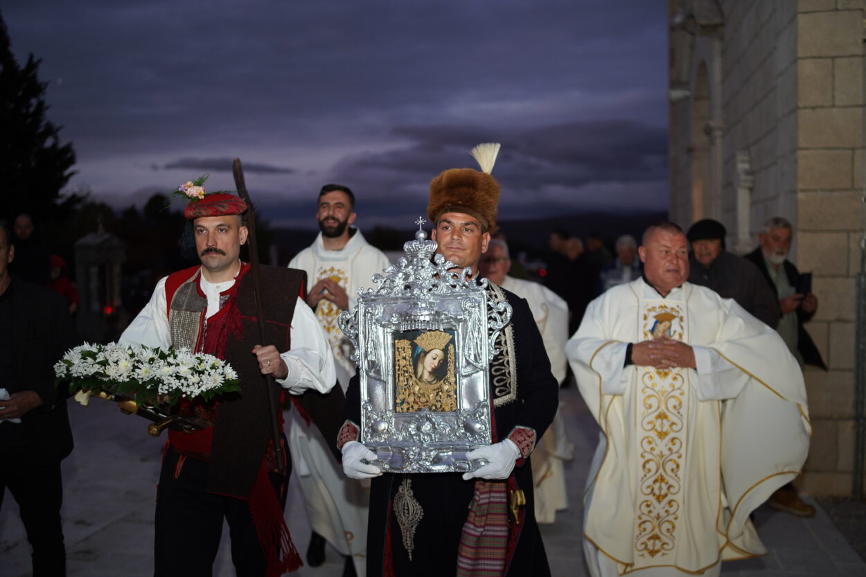 Veliki dan za Studence, slika Gospe Sinjske svečano prenesena u kapelicu staru 134 godine