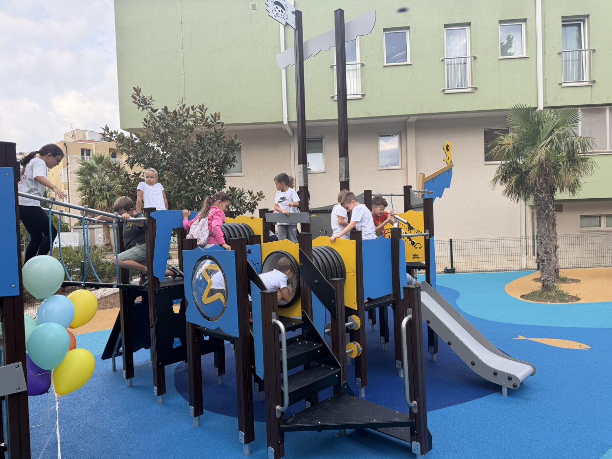 Otvoreno novo dječje igralište na makarskom Sportskom centru, mališani kroz igru upoznaju Jadran