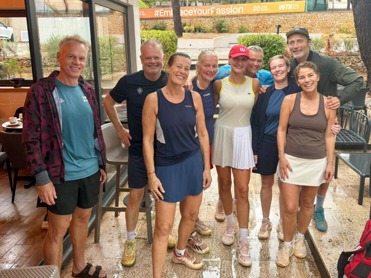 Otkriveno zbog čega je Mads Mikkelsen boravio u Makarskoj: Svakodnevno je igrao tenis, pridružila mu se i supruga