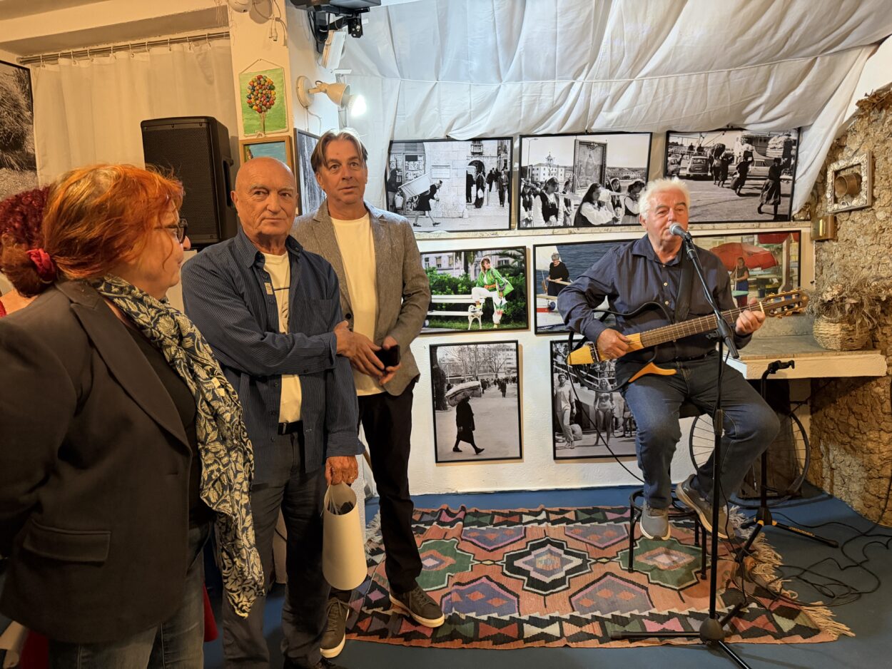 Galerija KusNjega u Tučepima otvorila jubilarnu 20. sezonu izložbom „Dalmatinke“ Feđe Klarića