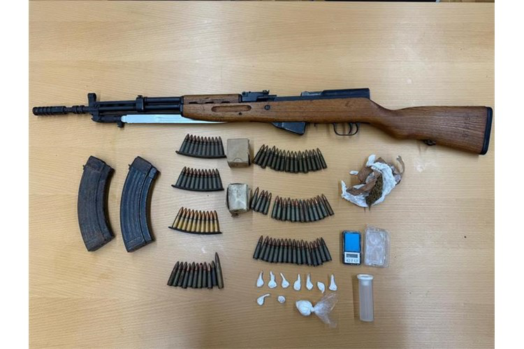 U Imotskom pronađeno deset vrećica kokaina pripremljenog za prodaju, policija oduzela i oružje