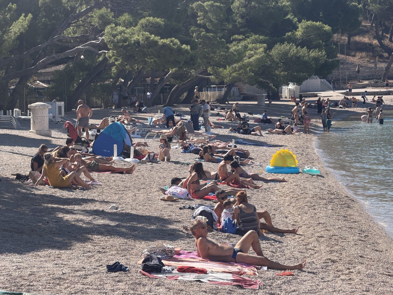 Ljeto se ne predaje: Makarske plaže i početkom listopada pune kupača