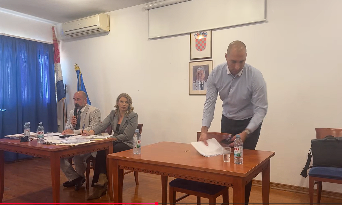 Burno u Baškoj Vodi: Jozipović pitao Radića zna li što je Minhauzenov sindrom, načelnik napustio sjednicu