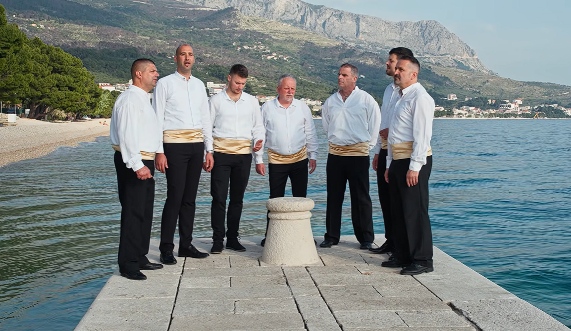 Klapa Tučepi predstavila novu pjesmu „Zajubija san se“, poslušajte i pogledajte videospot
